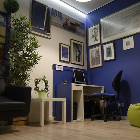 Gracia City Hostel バルセロナ エクステリア 写真 The library