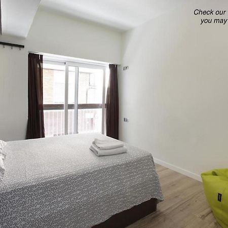 Gracia City Hostel バルセロナ エクステリア 写真 A bedroom at the hotel