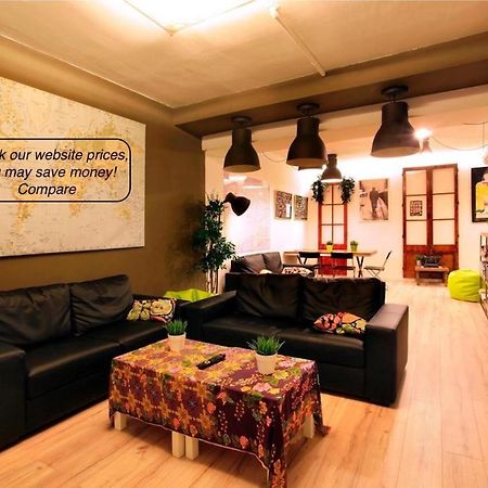 Gracia City Hostel バルセロナ エクステリア 写真 The interior of a typical hostel
