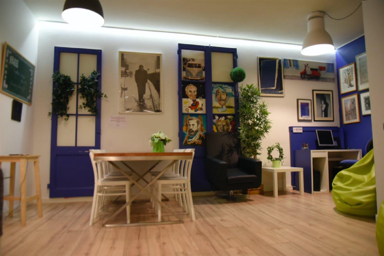 Gracia City Hostel バルセロナ エクステリア 写真 The library