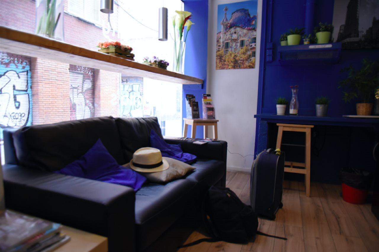 Gracia City Hostel バルセロナ エクステリア 写真 The interior of a typical micro apartment in Paris