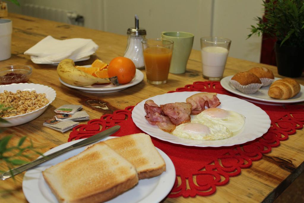 Gracia City Hostel バルセロナ エクステリア 写真 A traditional Brazilian breakfast