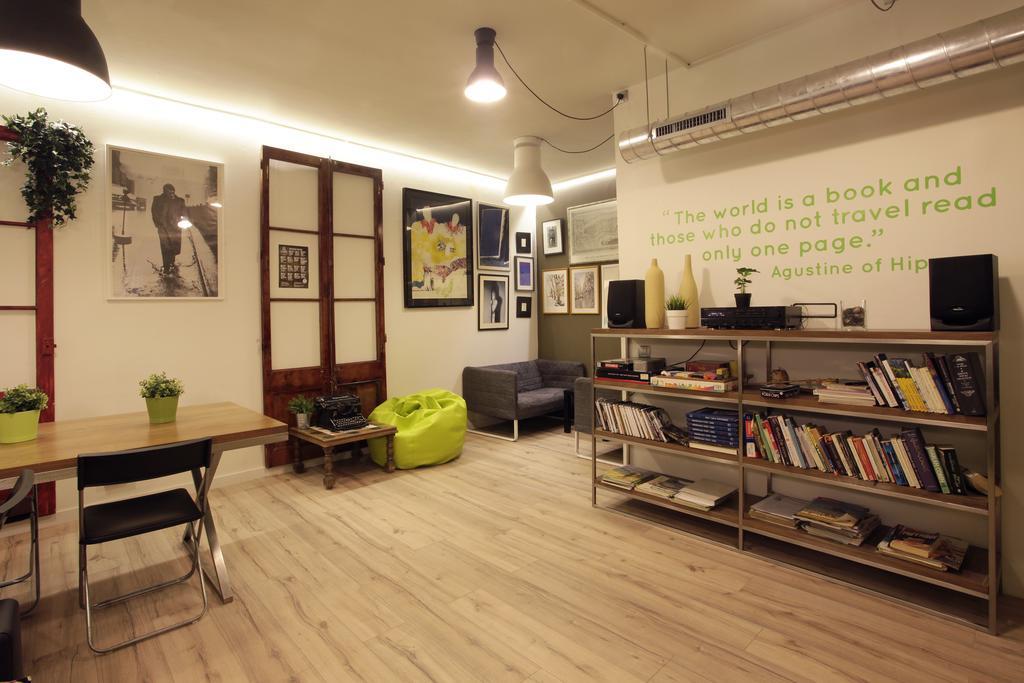 Gracia City Hostel バルセロナ エクステリア 写真 Library