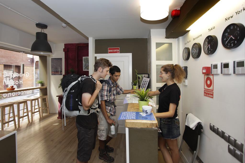 Gracia City Hostel バルセロナ エクステリア 写真 Reception at the hostel