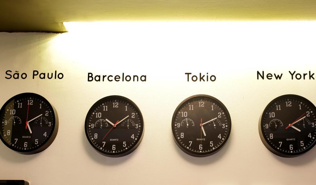 Gracia City Hostel バルセロナ エクステリア 写真 Clocks showing the time in São Paulo, Barcelona, Tokyo and New York