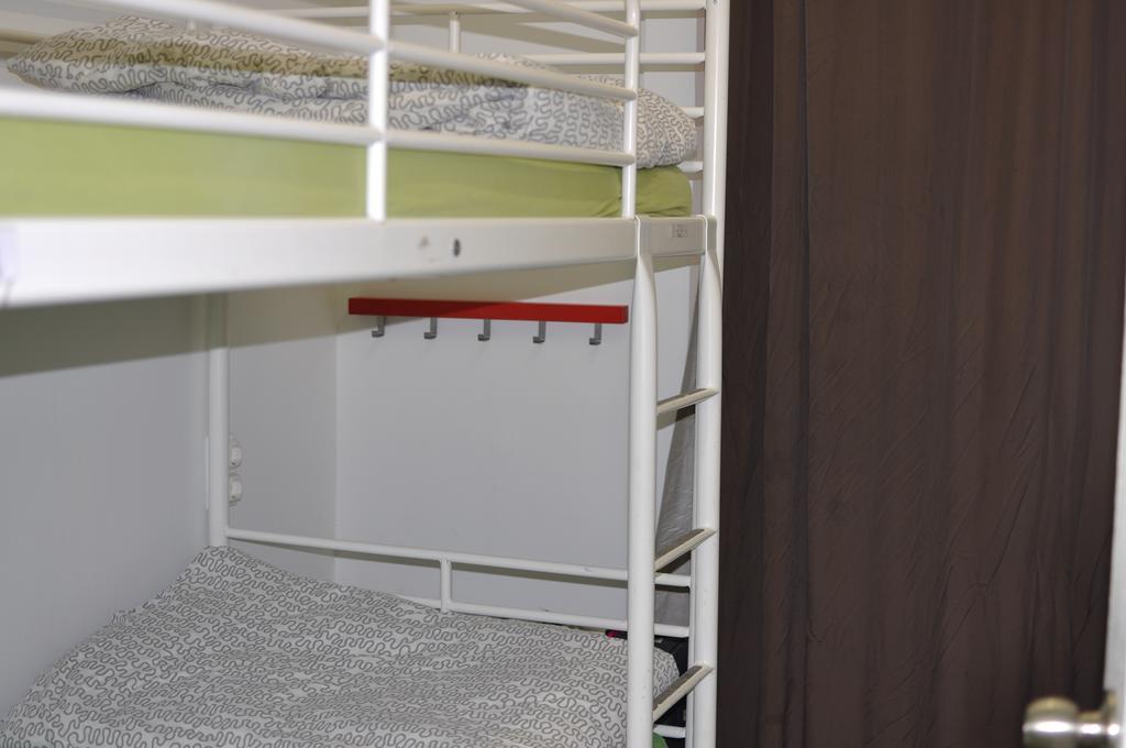 Gracia City Hostel バルセロナ エクステリア 写真 A bunk bed with a ladder