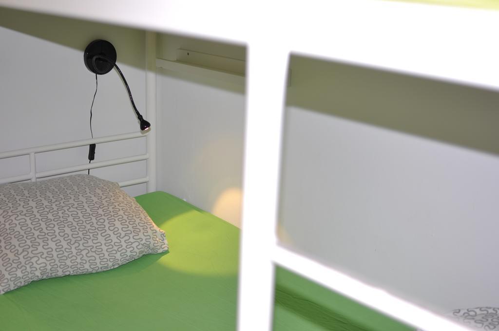Gracia City Hostel バルセロナ エクステリア 写真 A microphone on a computer