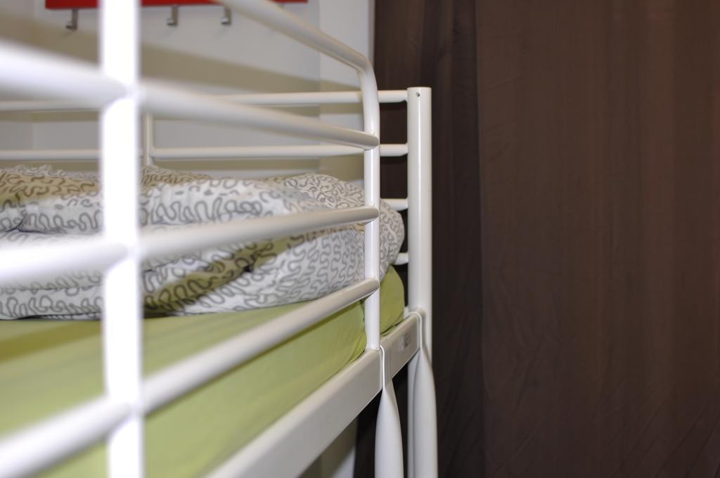 Gracia City Hostel バルセロナ エクステリア 写真 A cot