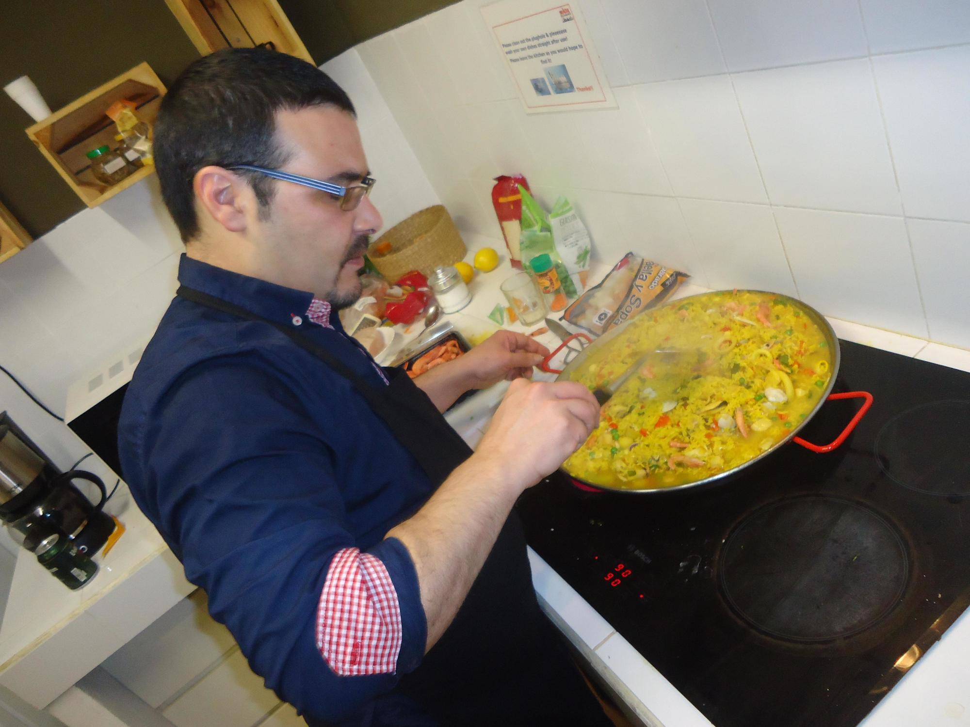 Gracia City Hostel バルセロナ エクステリア 写真 A paella being stirred