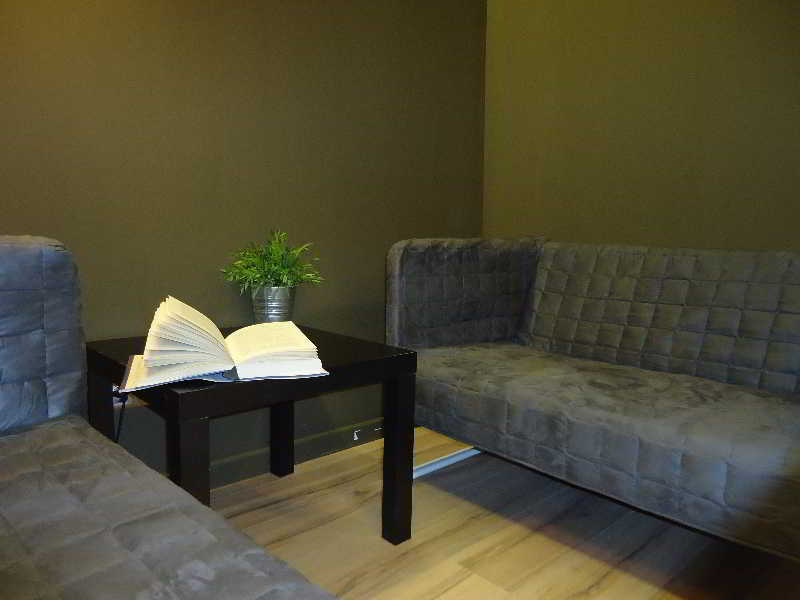 Gracia City Hostel バルセロナ エクステリア 写真 A room at the library