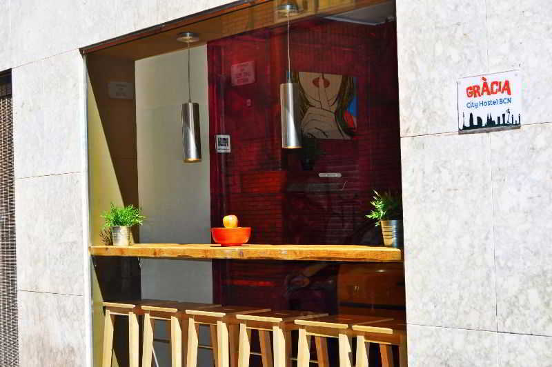 Gracia City Hostel バルセロナ エクステリア 写真 A typical bar in Gràcia
