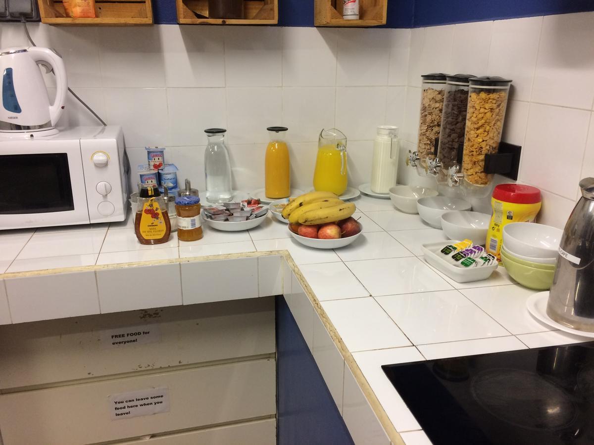 Gracia City Hostel バルセロナ エクステリア 写真 A typical breakfast in the UK