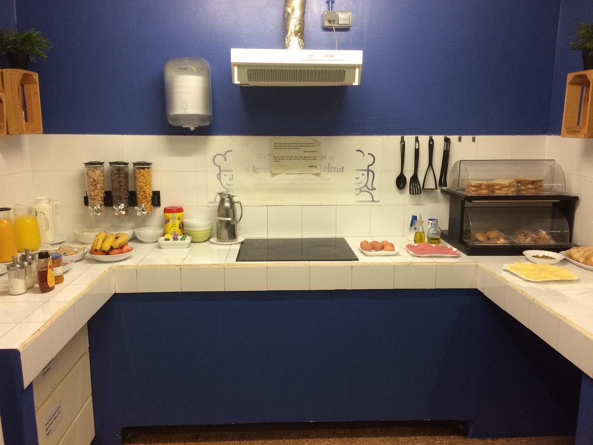 Gracia City Hostel バルセロナ エクステリア 写真 A typical kitchen at a hostel