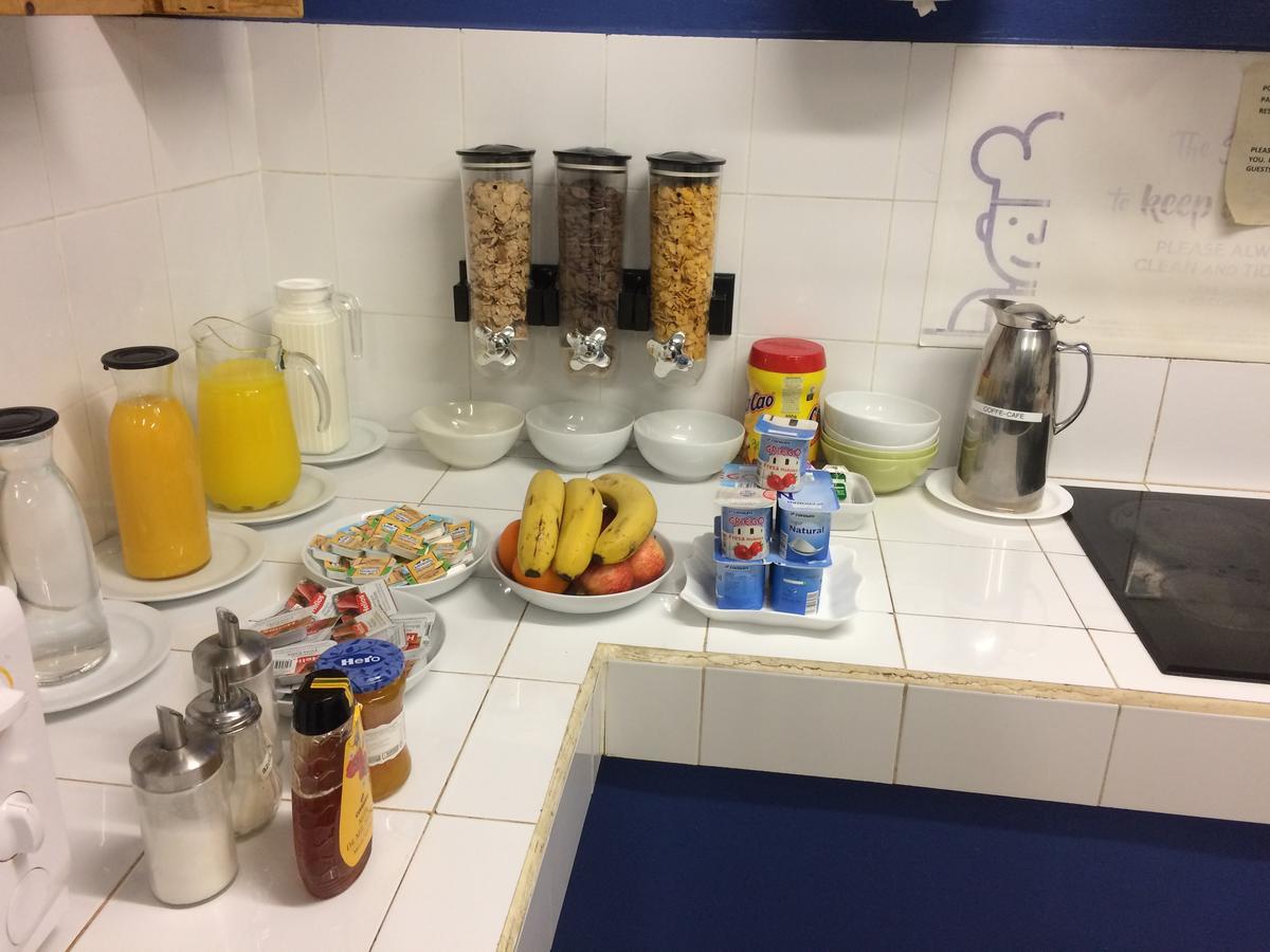 Gracia City Hostel バルセロナ エクステリア 写真 A typical breakfast buffet