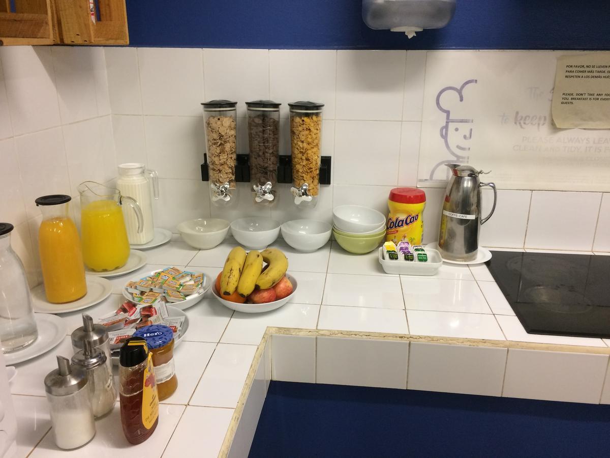 Gracia City Hostel バルセロナ エクステリア 写真 A typical breakfast buffet