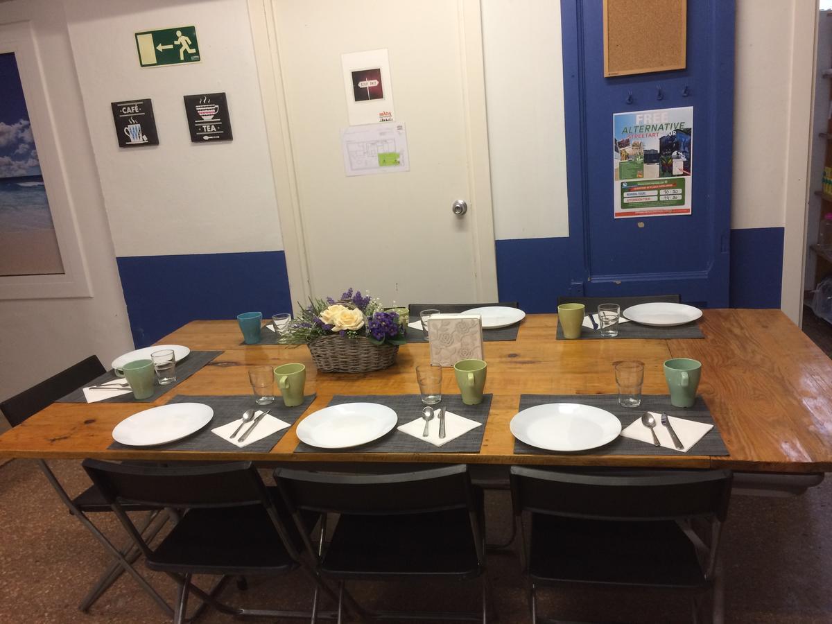 Gracia City Hostel バルセロナ エクステリア 写真 The dining room at the hostel