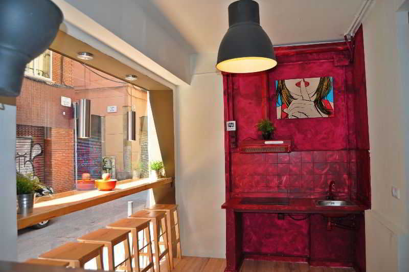 Gracia City Hostel バルセロナ エクステリア 写真 A kitchen in a micro apartment
