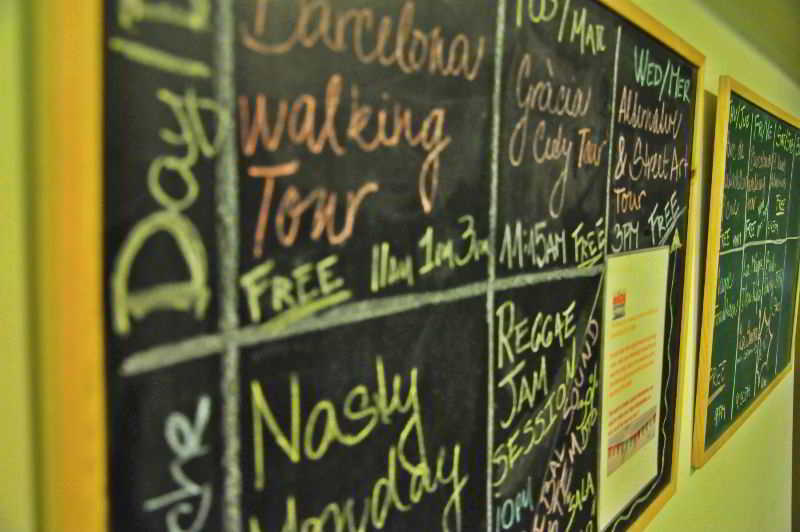 Gracia City Hostel バルセロナ エクステリア 写真 A blackboard at the hostel