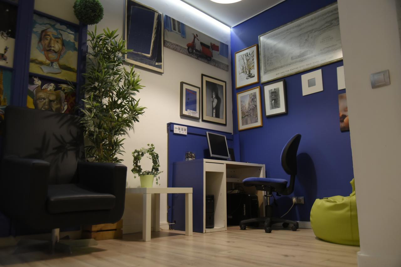 Gracia City Hostel バルセロナ エクステリア 写真 The library