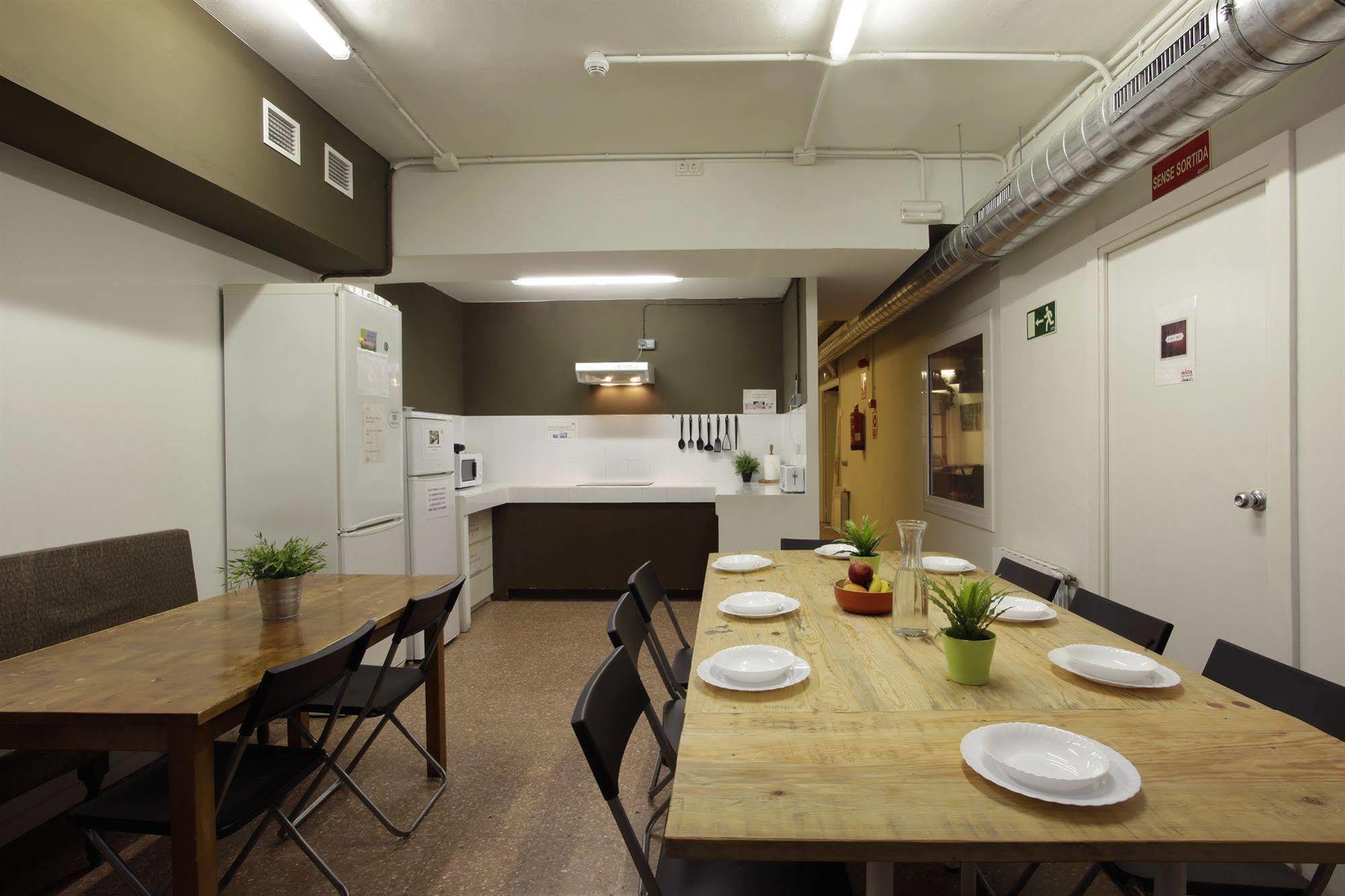 Gracia City Hostel バルセロナ エクステリア 写真 The kitchen and dining room at the new hostel