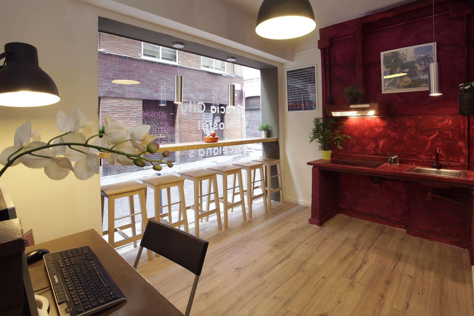 Gracia City Hostel バルセロナ エクステリア 写真 The interior of the cafe