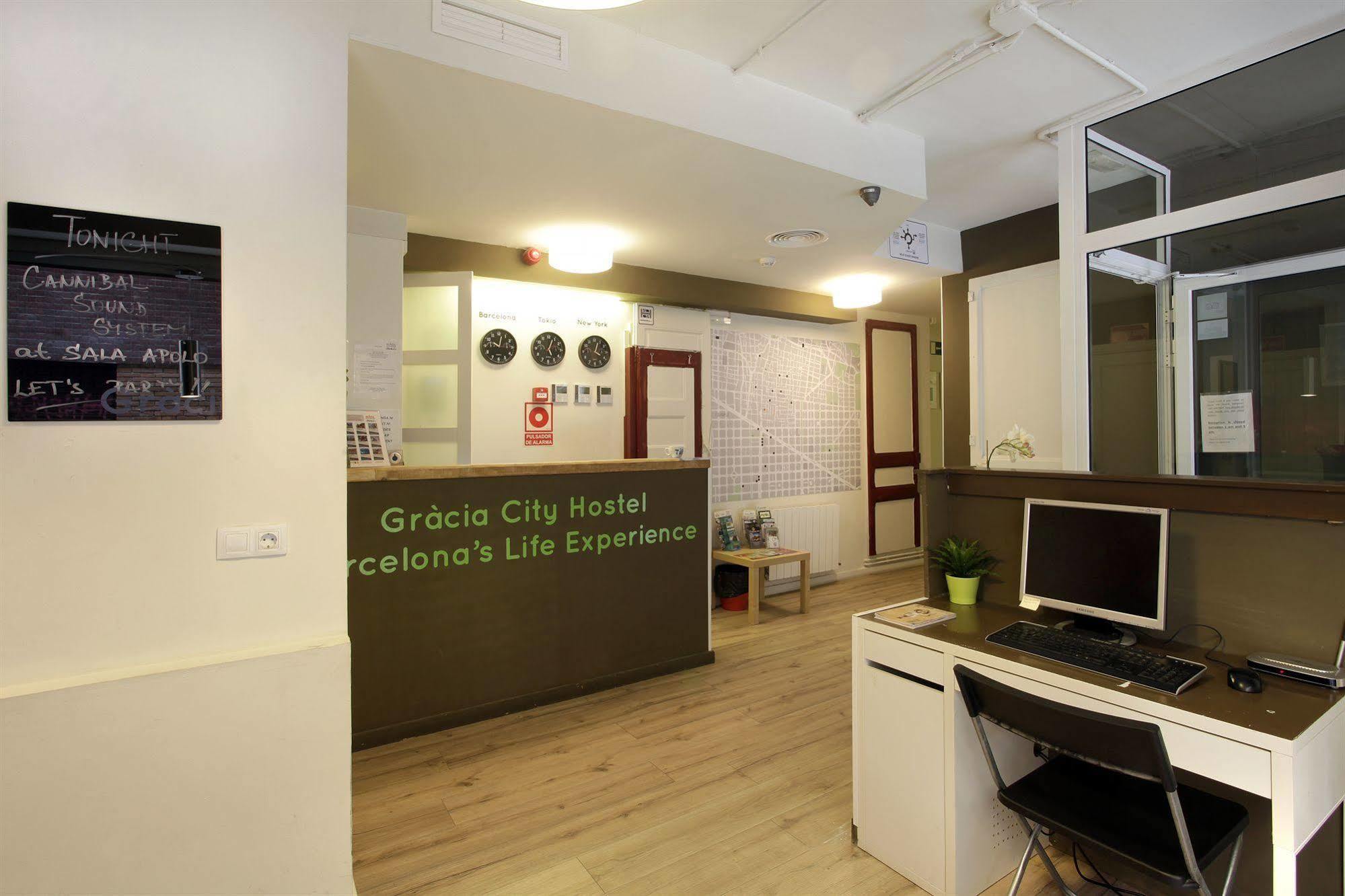 Gracia City Hostel バルセロナ エクステリア 写真 Reception area