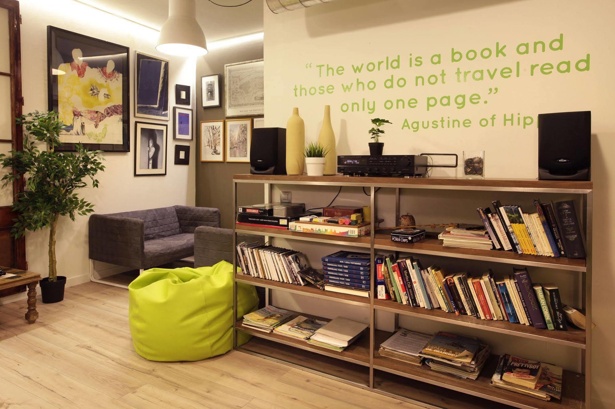Gracia City Hostel バルセロナ エクステリア 写真 Library