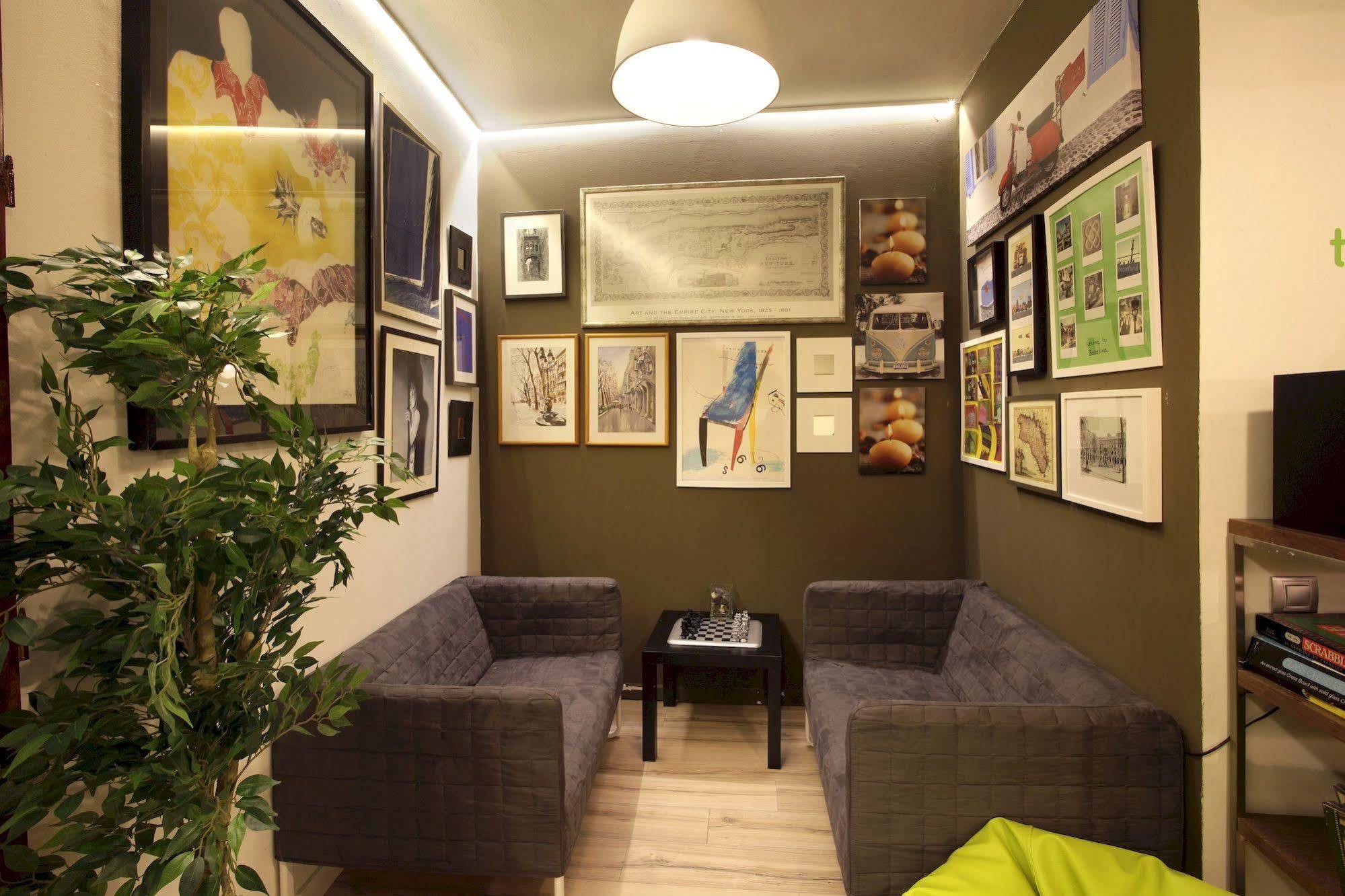 Gracia City Hostel バルセロナ エクステリア 写真 The waiting room of a dental practice