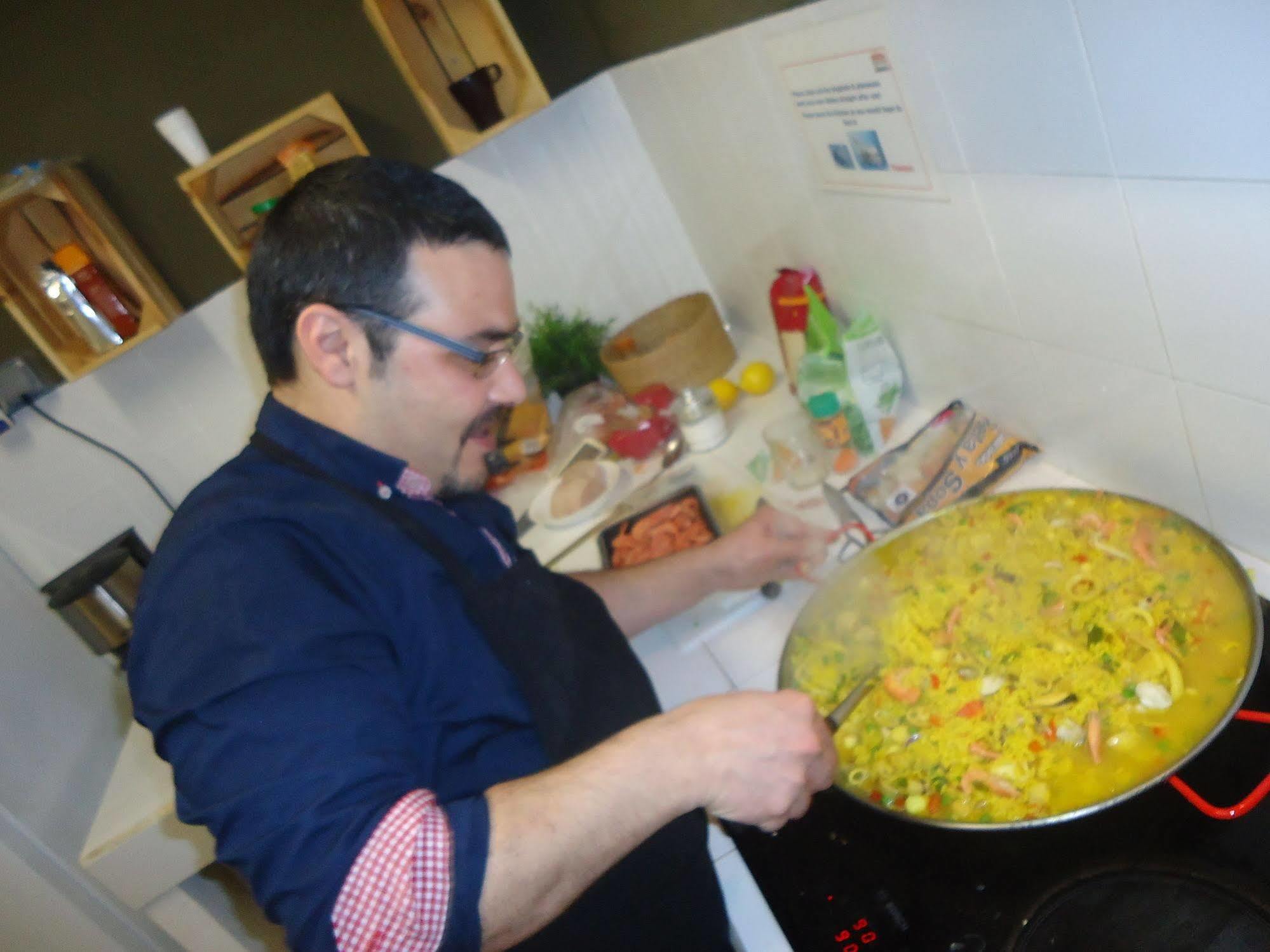Gracia City Hostel バルセロナ エクステリア 写真 A paella being cooked