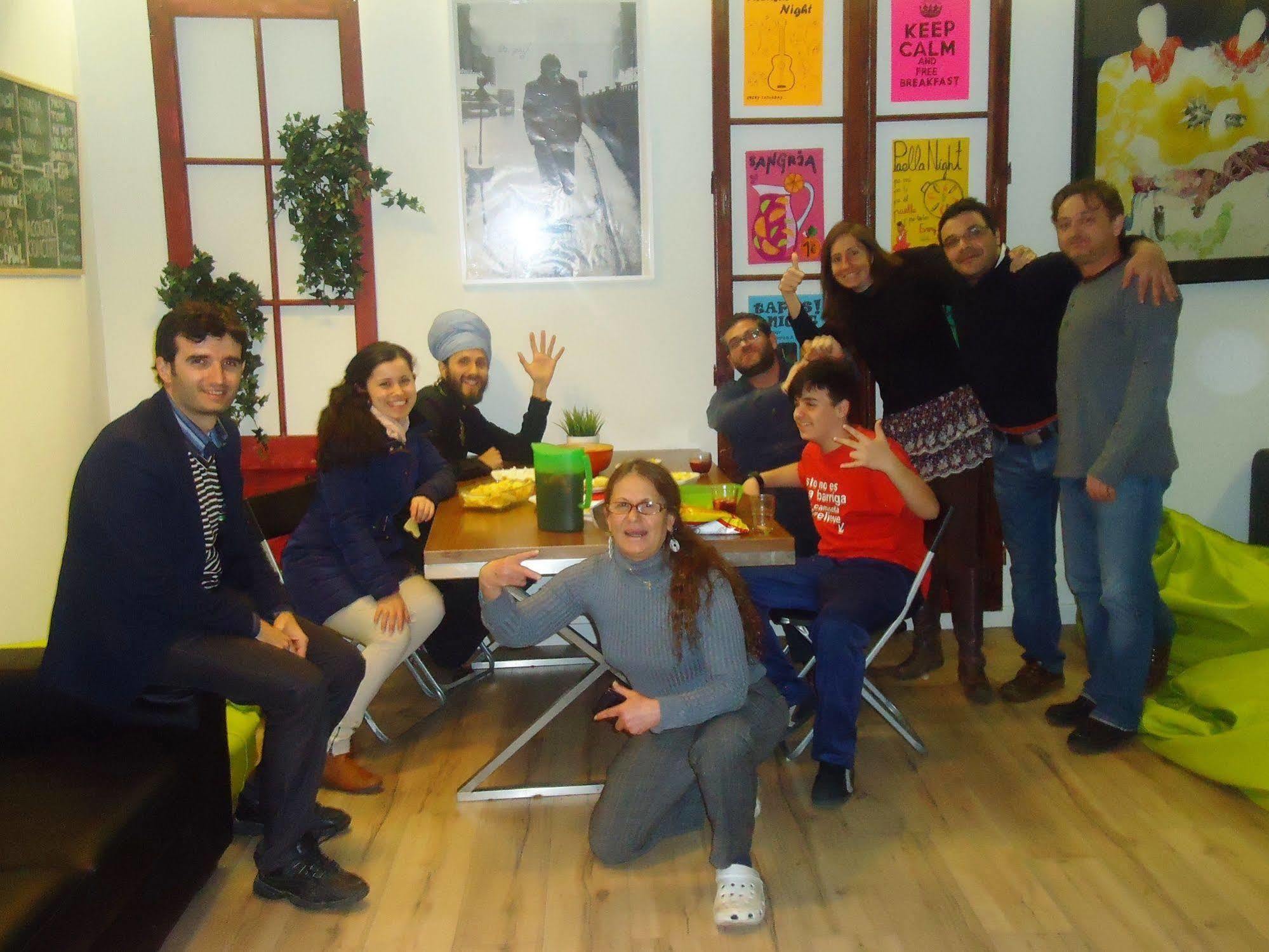 Gracia City Hostel バルセロナ エクステリア 写真 The staff of the Centre for Media and Communication Studies