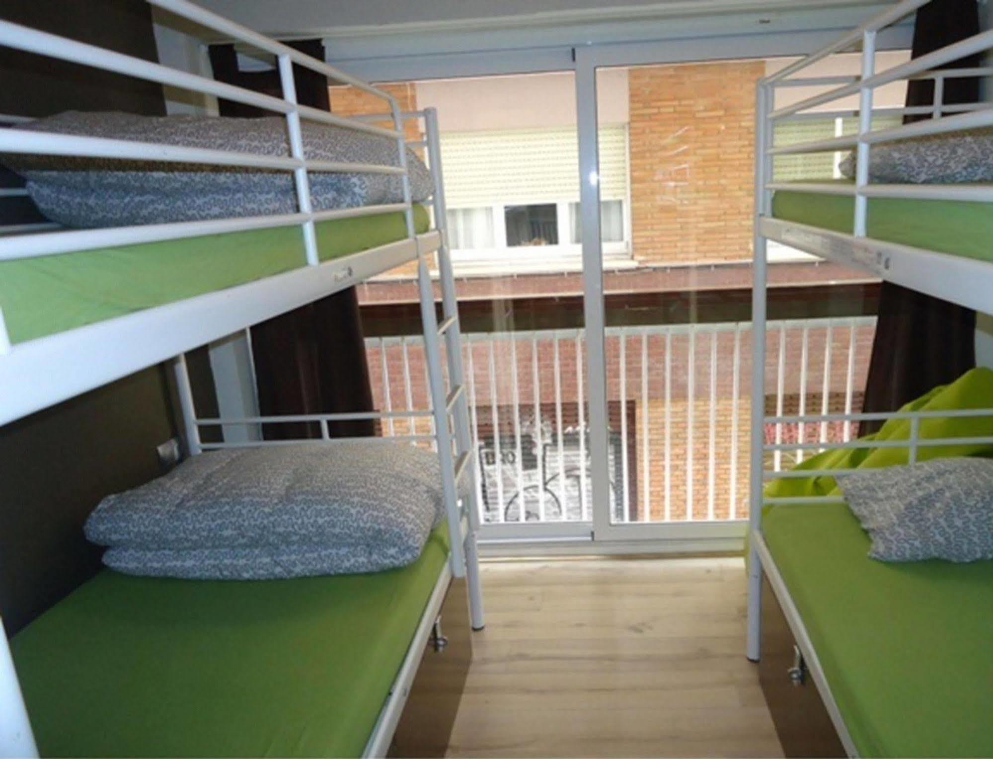 Gracia City Hostel バルセロナ エクステリア 写真 A bunk room at the hotel