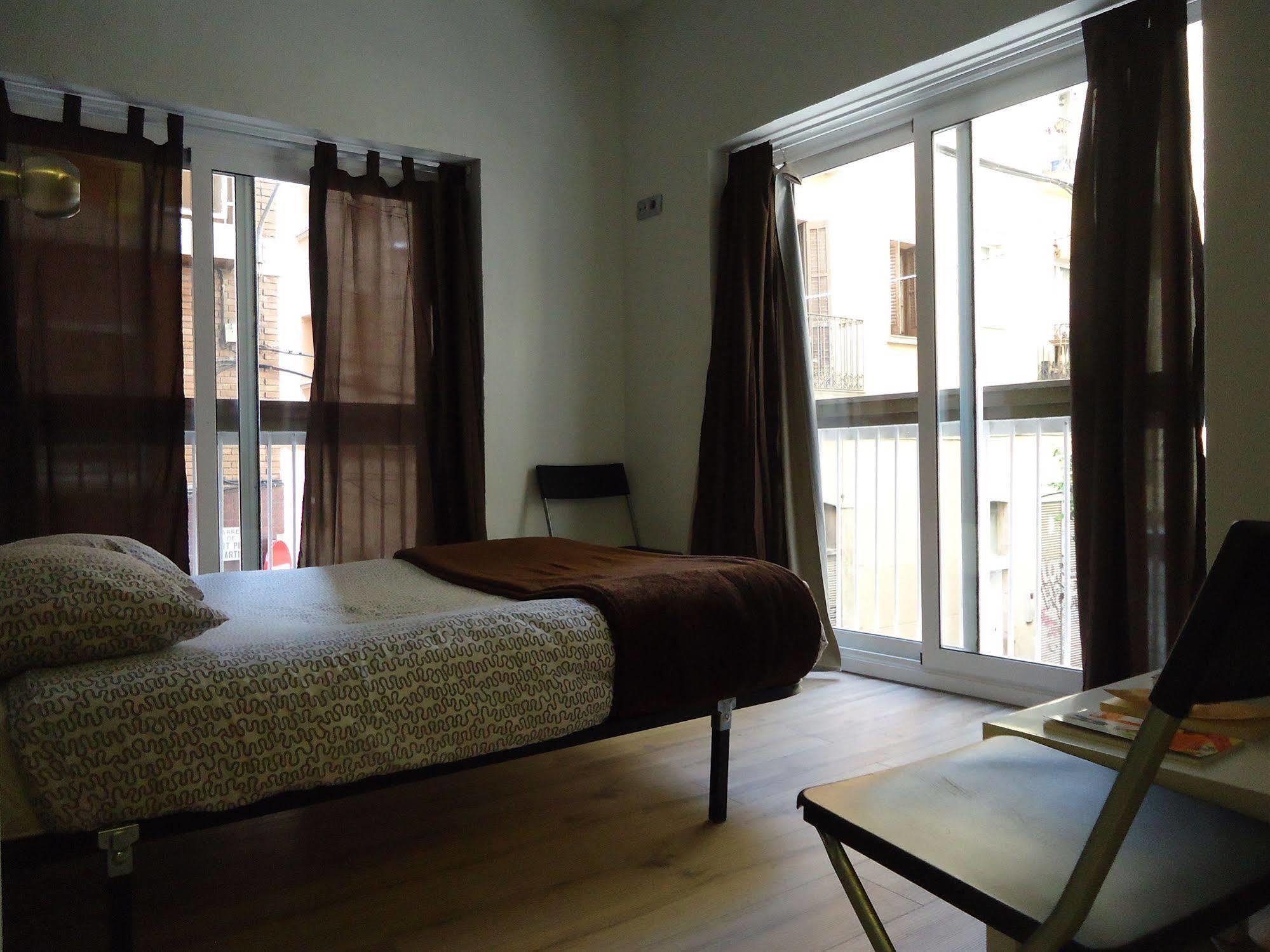 Gracia City Hostel バルセロナ エクステリア 写真 A bedroom in a typical apartment