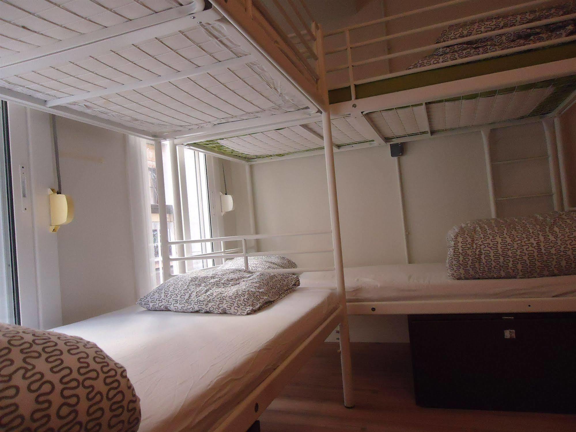 Gracia City Hostel バルセロナ エクステリア 写真 A bunk bed