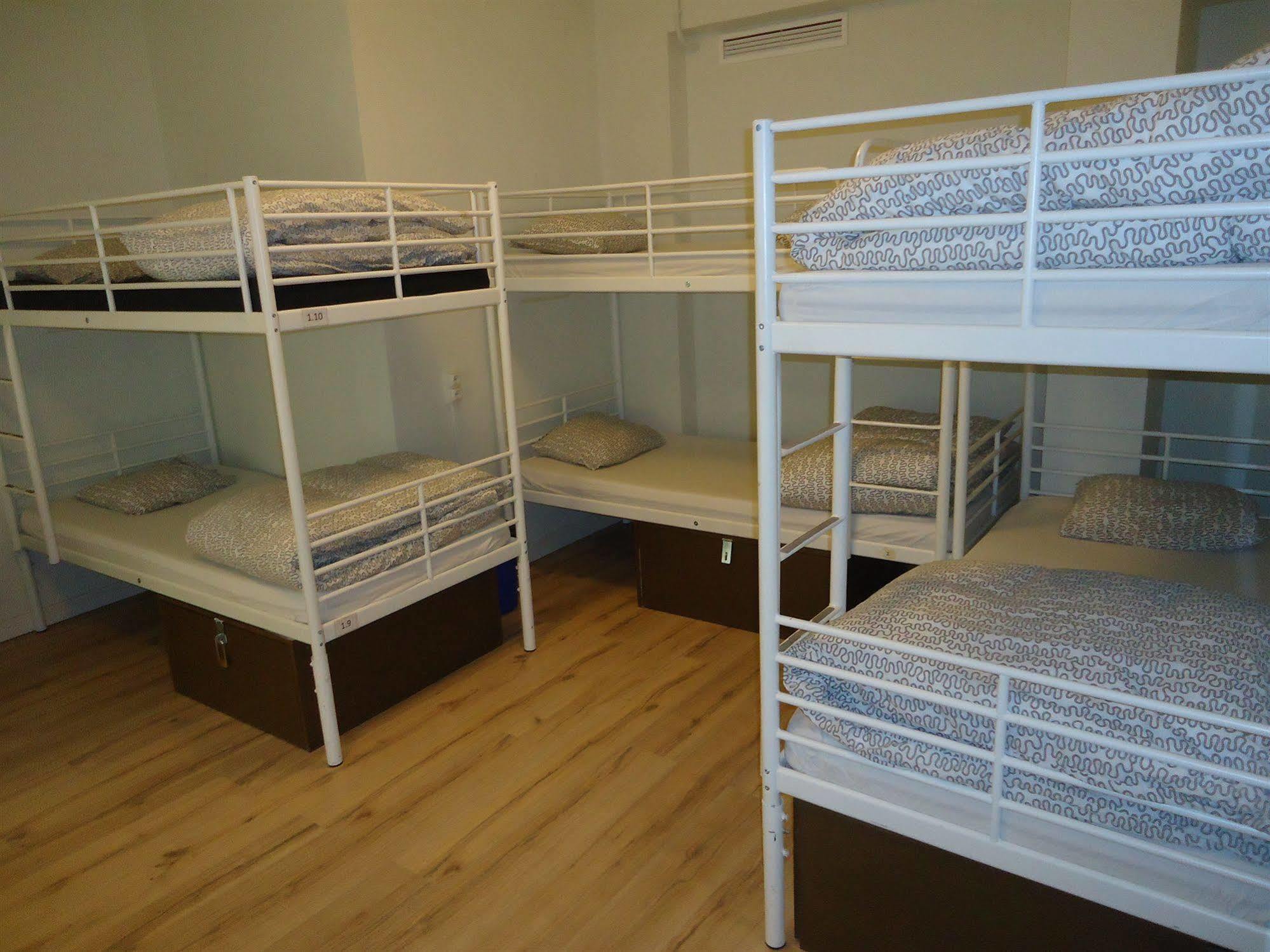 Gracia City Hostel バルセロナ エクステリア 写真 A typical hostel room
