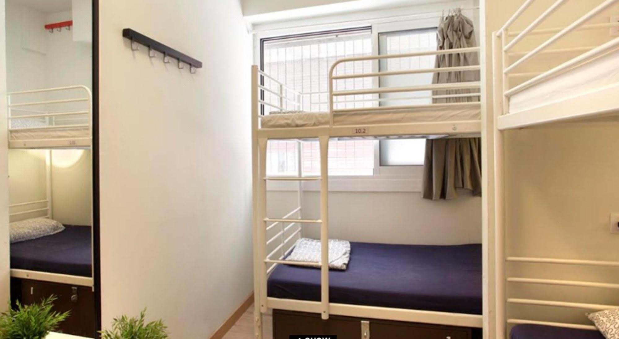 Gracia City Hostel バルセロナ エクステリア 写真 A capsule hotel room in Japan