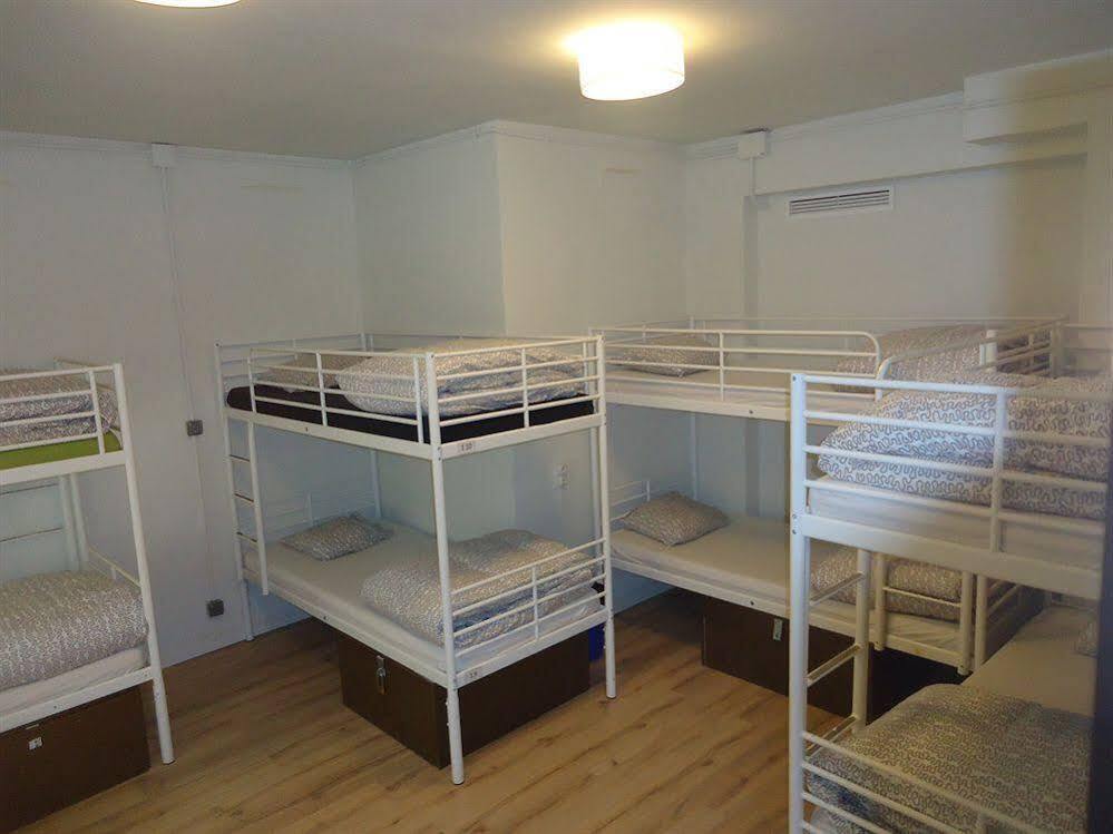 Gracia City Hostel バルセロナ エクステリア 写真 A typical dormitory room